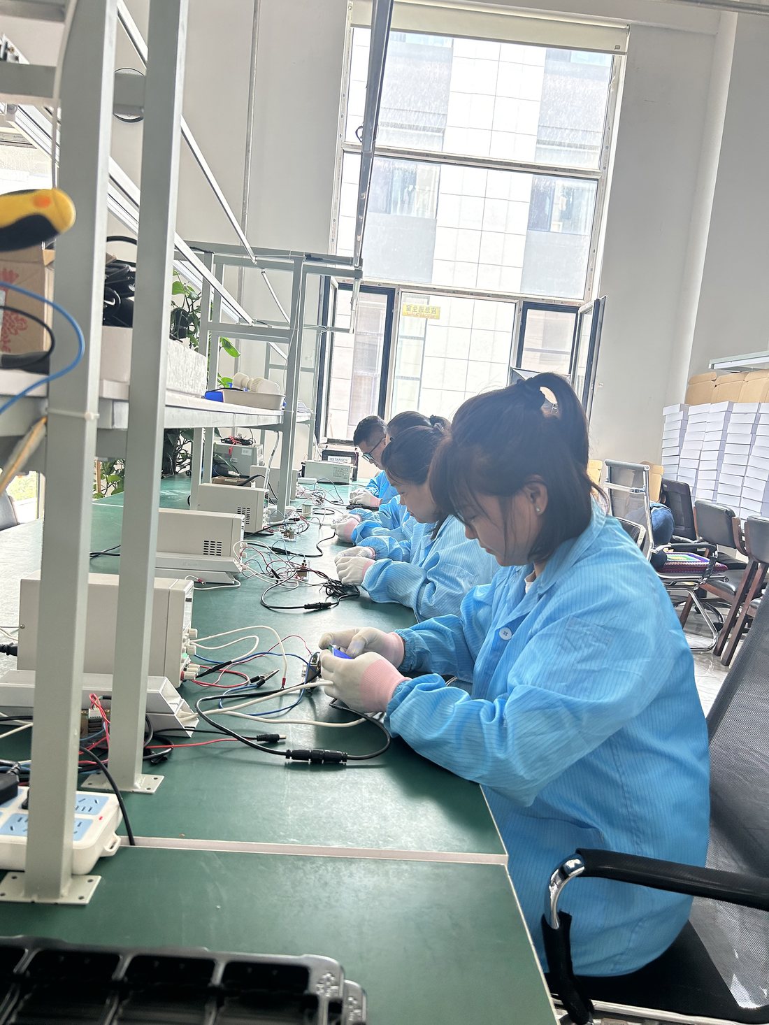 整机装配与老化测试工位